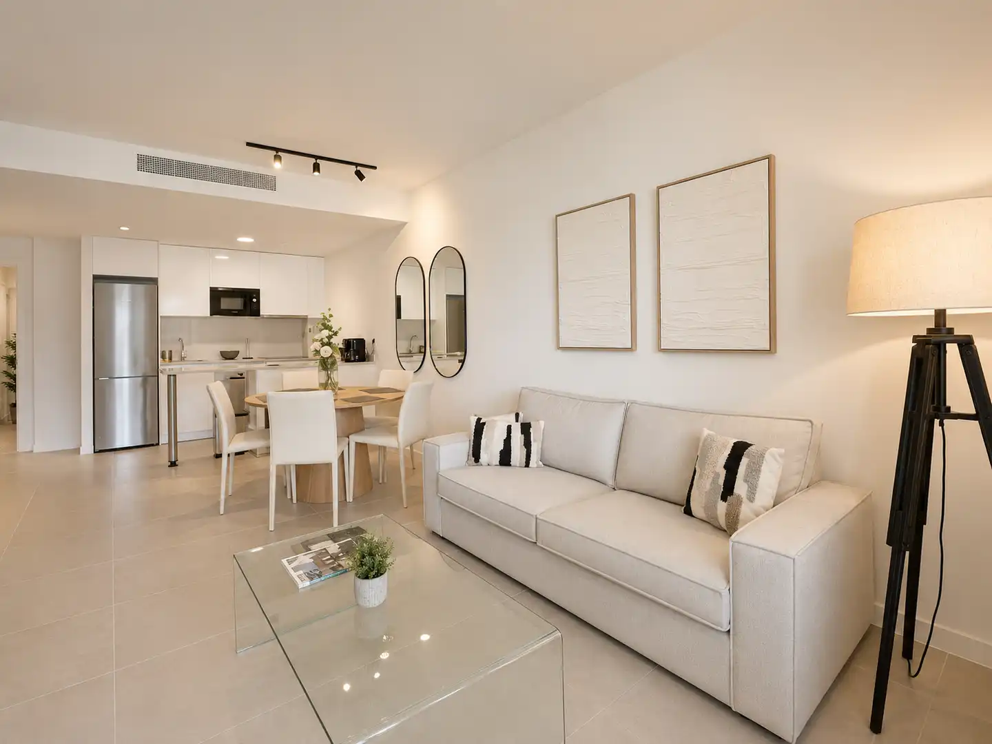 Sala d'estar de Planta baixa en venda en Estepona amb Aire condicionat, Terrassa i Moblat