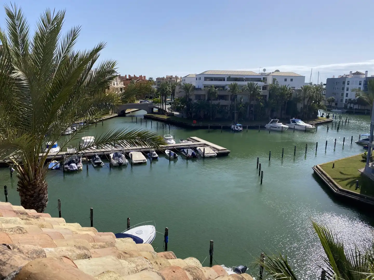 Vista exterior de Ático de alquiler en Sotogrande con Aire acondicionado, Terraza y Piscina
