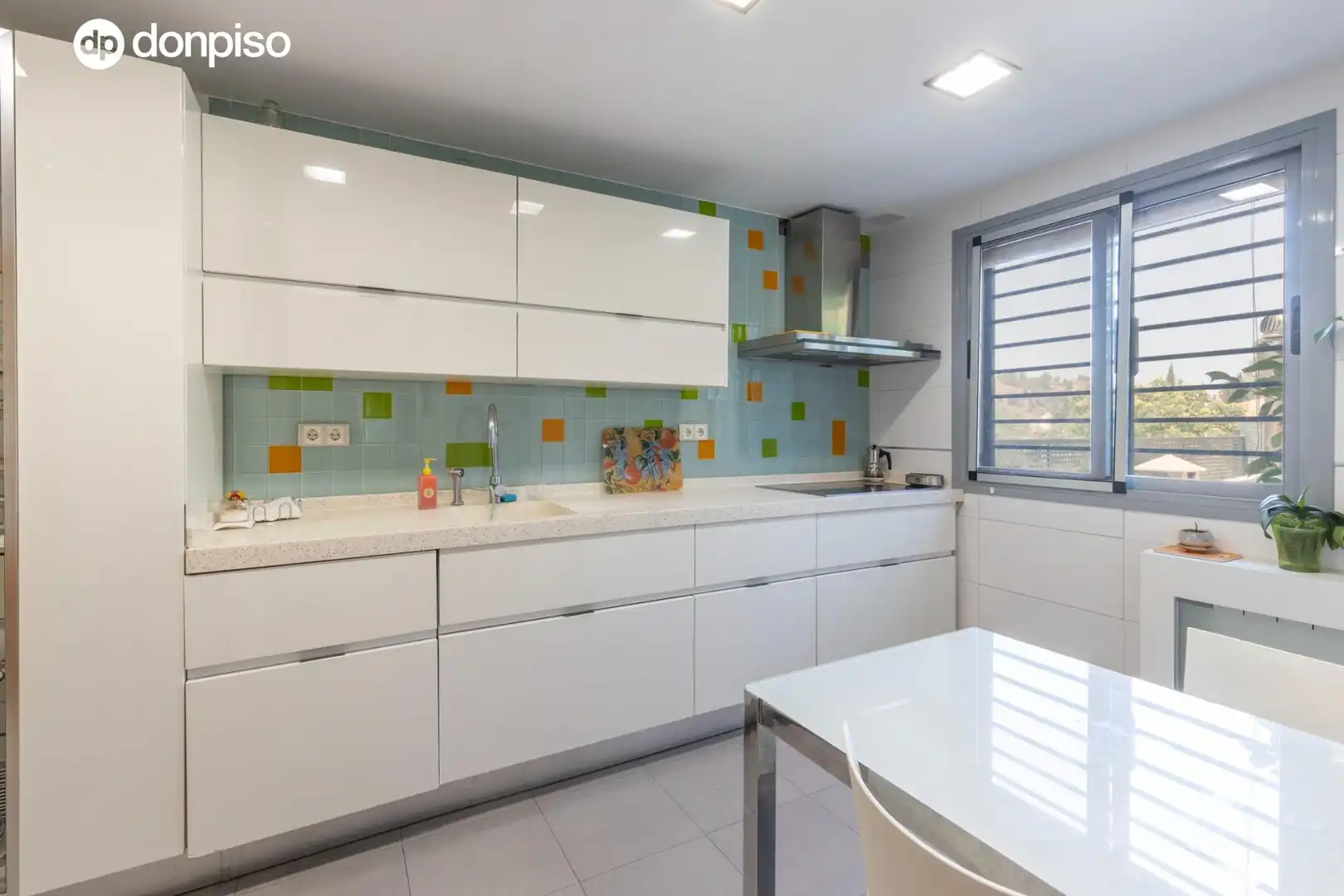 Cocina de Casa adosada en venta en Granada con Aire acondicionado, Calefacción y Balcón