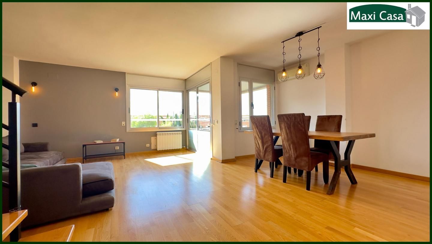 Living room of Duplex for sale in Sant Cugat del Vallès  with Heating, Terrace and Swimming Pool