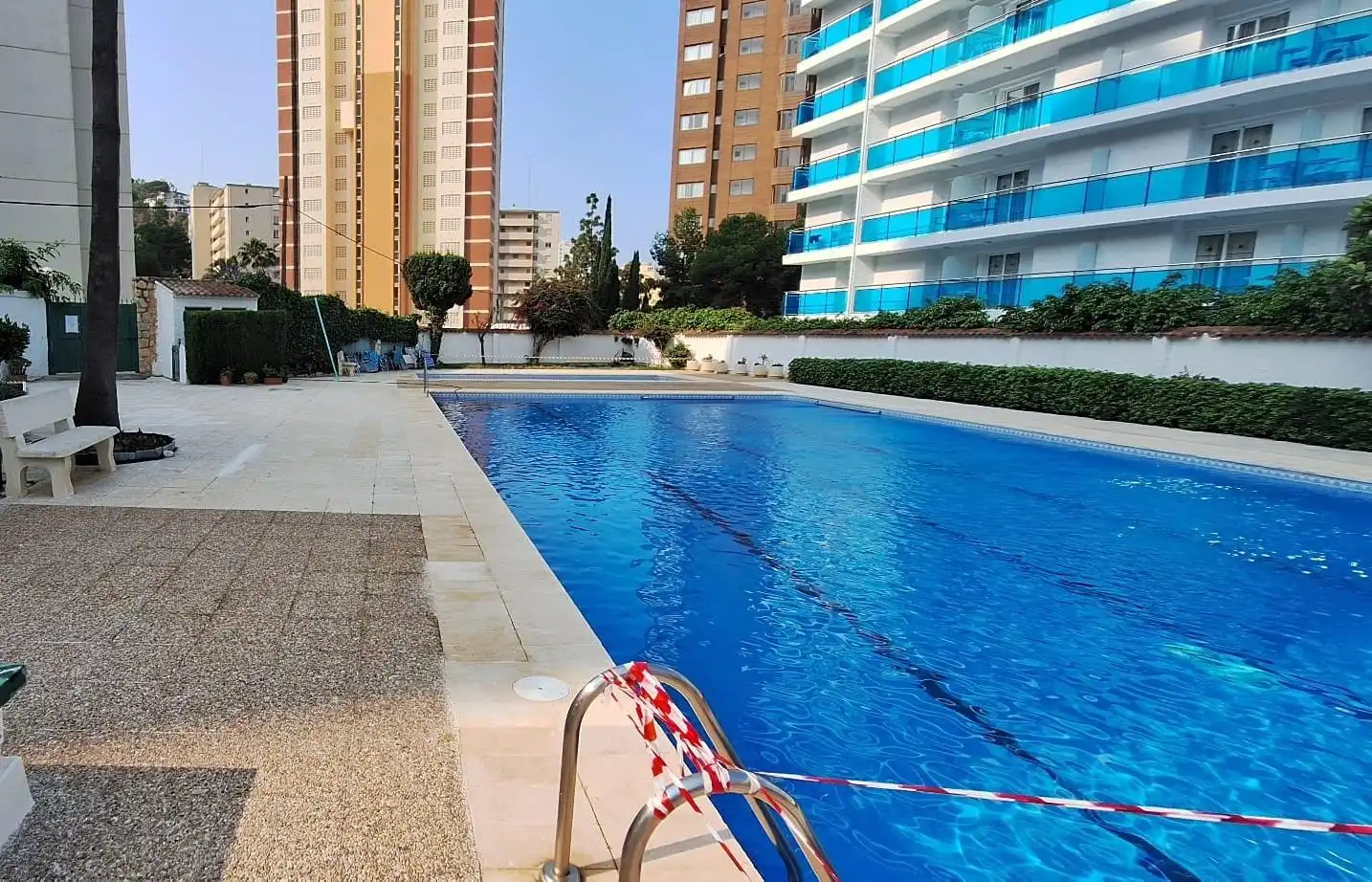 Piscina de Apartamento en venta en Benidorm con Jardín privado, Amueblado y Piscina comunitaria