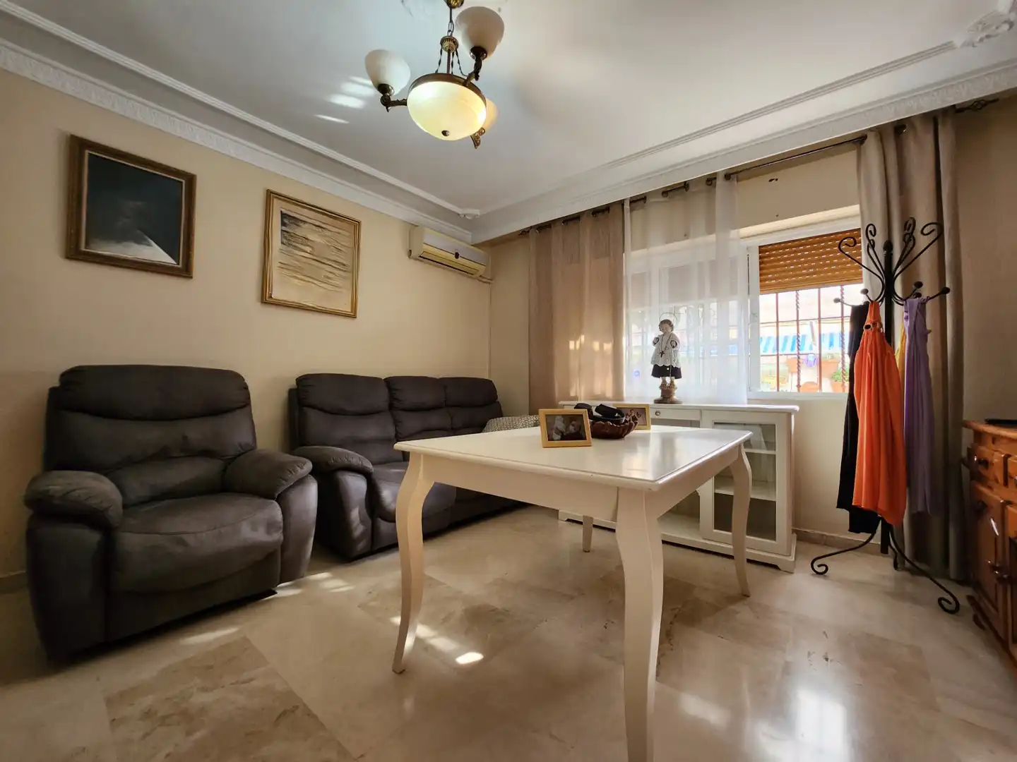 Sala d'estar de Casa adosada en venda en Alcalá de Guadaira amb Aire condicionat, Calefacció i Terrassa