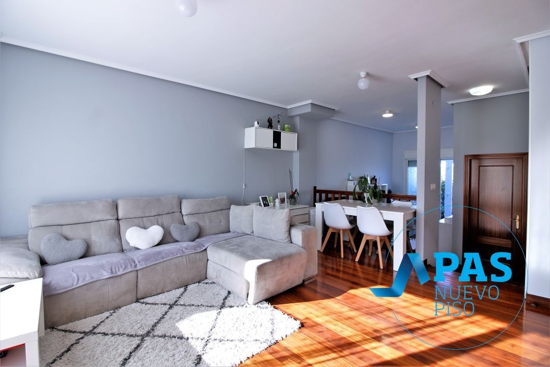 Sala d'estar de Casa o xalet en venda en Polanco amb Calefacció, Parquet i Terrassa