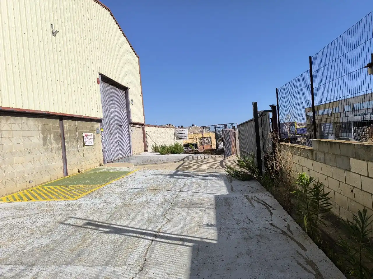 Außenansicht von Fabrikhallen zum Verkauf in Sant Boi de Llobregat
