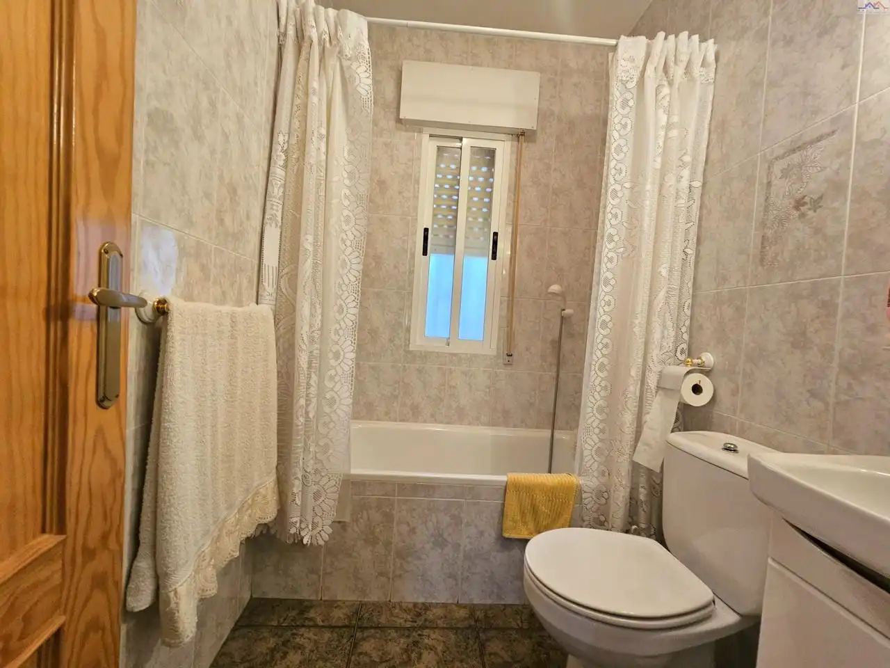 Bany de Casa o xalet en venda en Villa del Prado amb Traster i Piscina