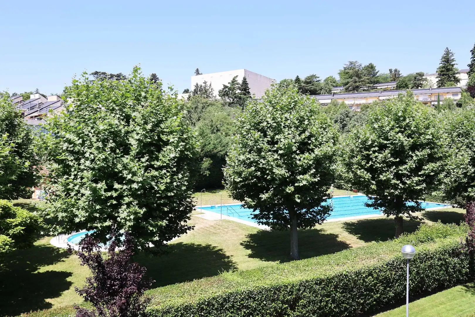 Piscina de Dúplex en venta en San Lorenzo de El Escorial con Calefacción, Terraza y Piscina comunitaria