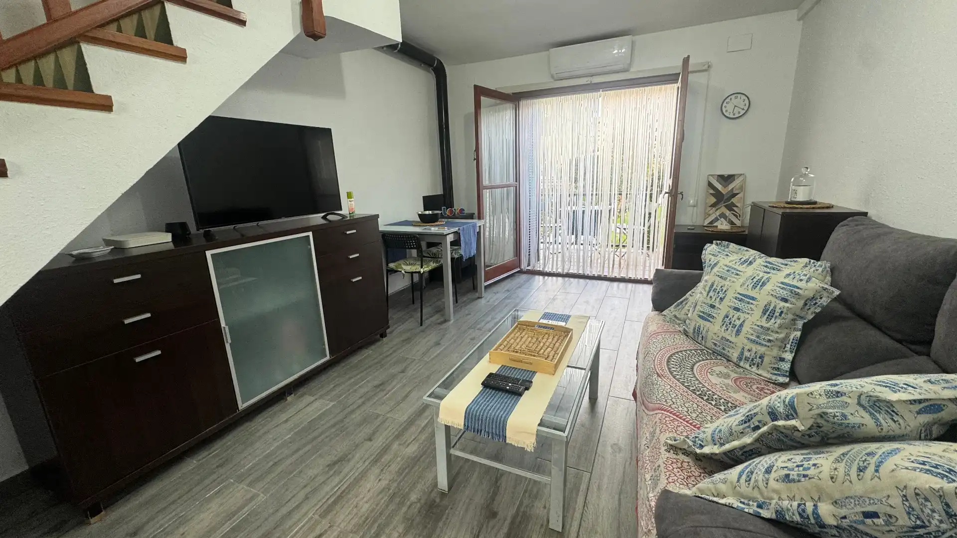 Wohnzimmer von Einfamilien-Reihenhaus zum Verkauf in Torredembarra mit Klimaanlage, Heizung und Privatgarten
