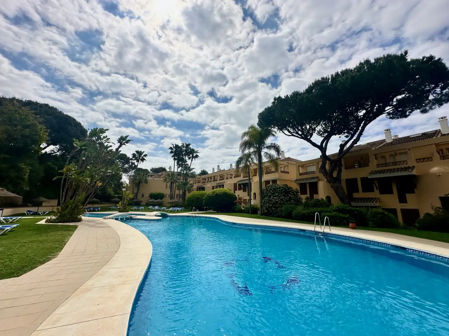 Vista exterior de Planta baixa de lloguer en Marbella amb Aire condicionat, Calefacció i Piscina