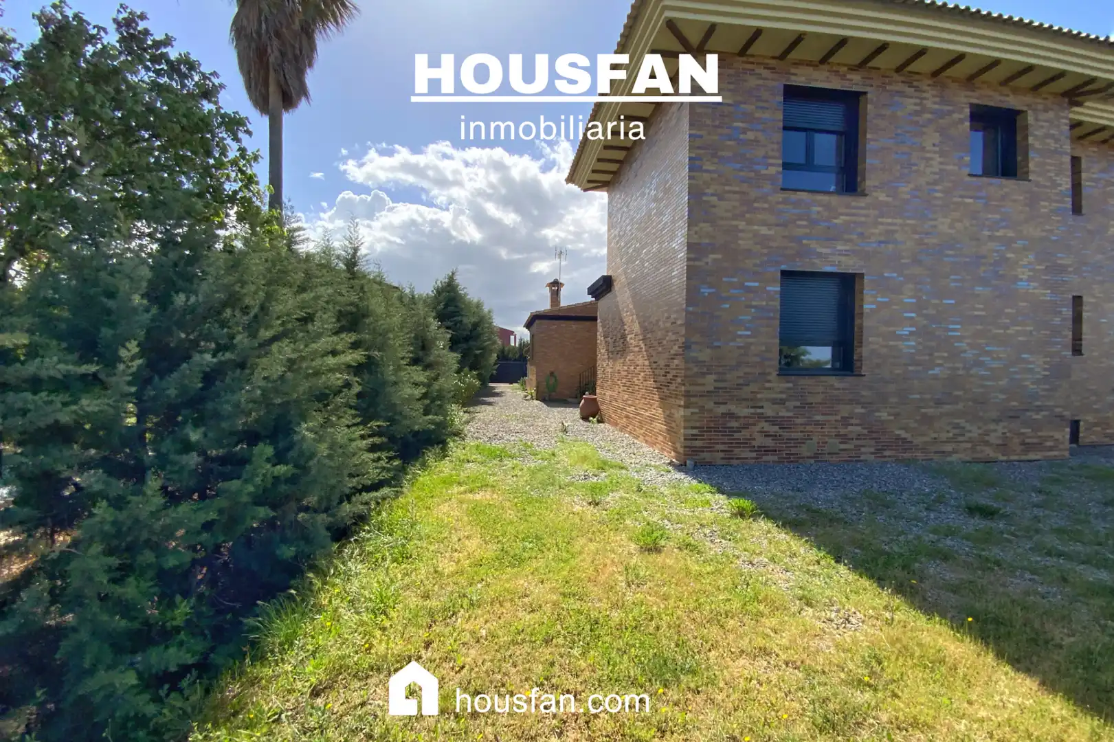 Vista exterior de Casa o xalet en venda en Cáceres amb Aire condicionat, Calefacció i Jardí privat