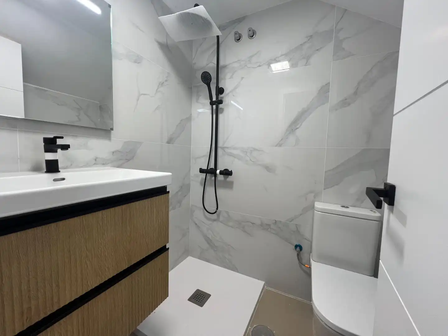 Badezimmer von Wohnungen zum Verkauf in Mogán mit Klimaanlage, Privatgarten und Terrasse