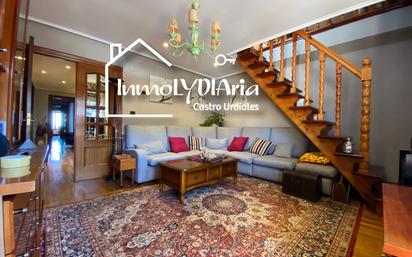 Sala d'estar de Dúplex en venda en Castro-Urdiales amb Terrassa