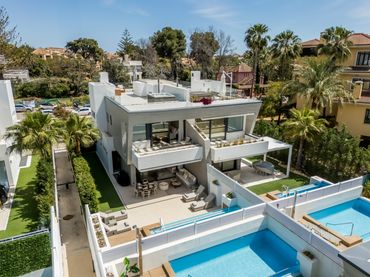 Casa aparellada amb piscina en venda a ISABEL CLARA EUGENIA 5