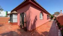 Vista exterior de Casa o xalet en venda en Chiclana de la Frontera amb Piscina