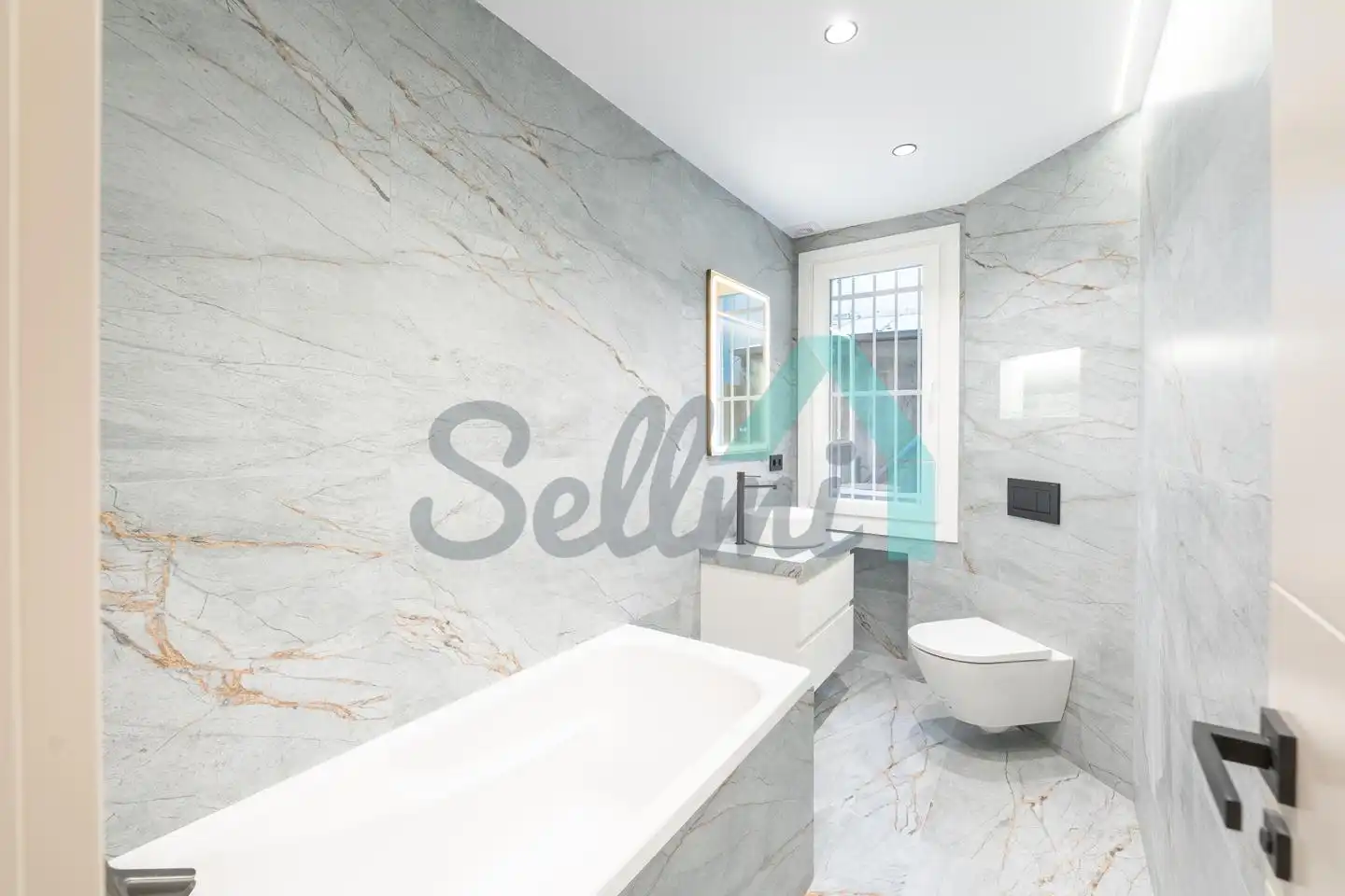 Baño de Piso en venta en Oviedo  con Calefacción, Trastero y Balcón