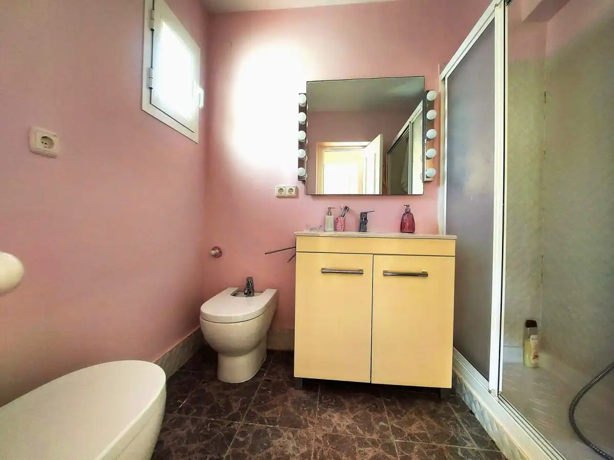 Baño de Casa adosada en venta en Almonte con Terraza, Trastero y Balcón