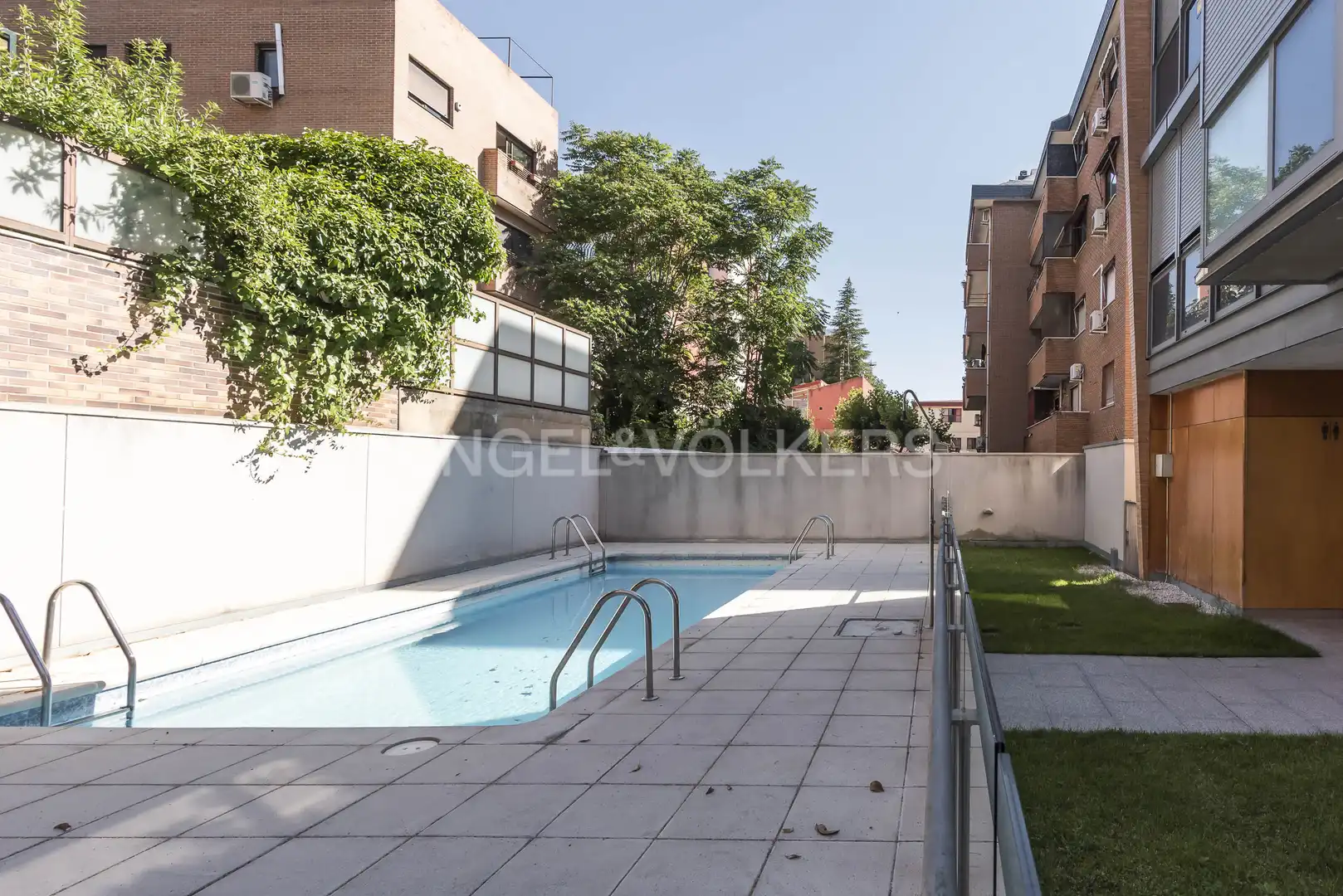 Swimming pool of Flat for sale in Madrid  with Air Conditioner, Heating and Parquet flooring