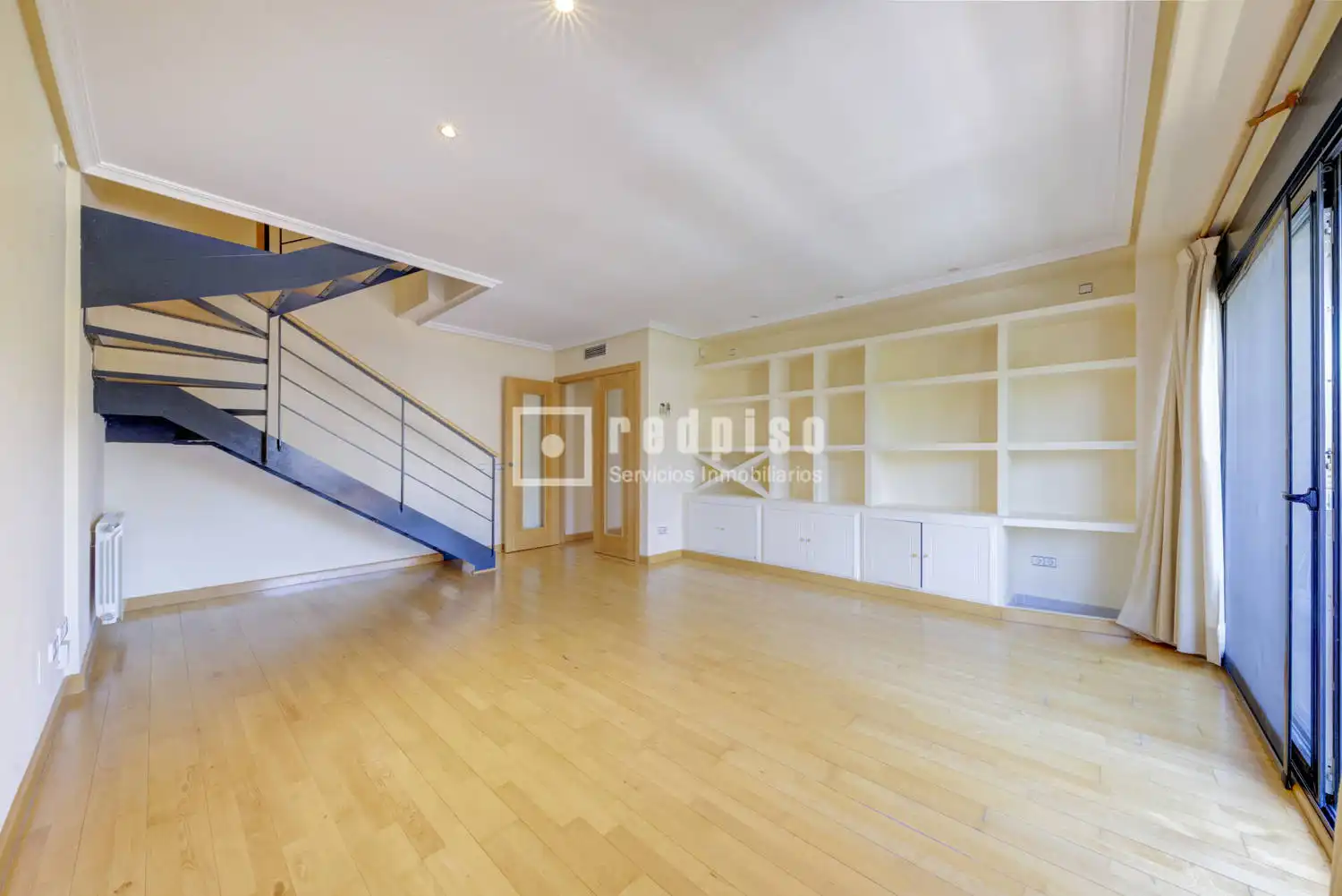 Living room of Duplexes for sale in Pozuelo de Alarcón  with Air Conditioner, Heating and Private garden