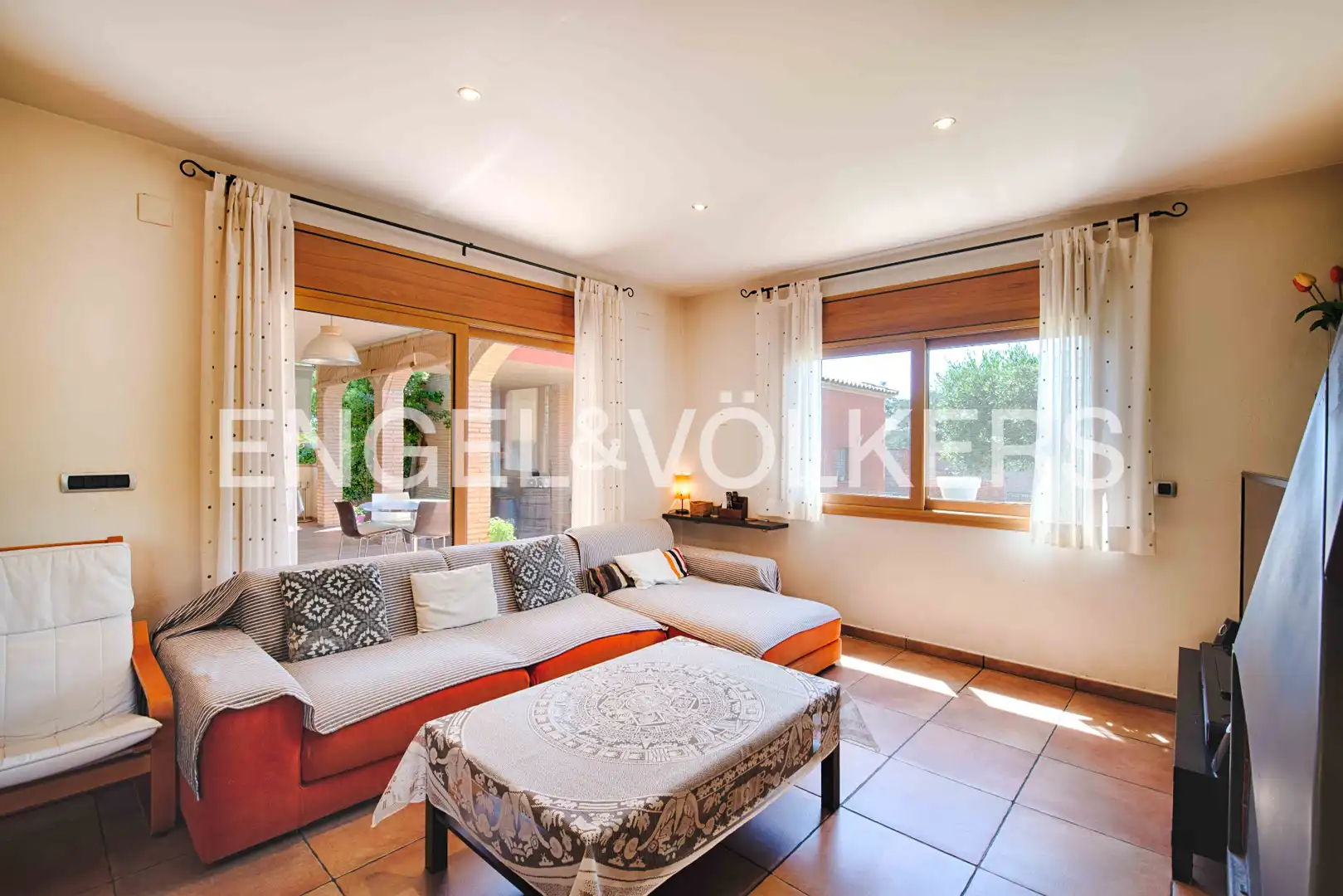 Sala de estar de Casa o chalet en venta en Navata con Aire acondicionado, Calefacción y Jardín privado