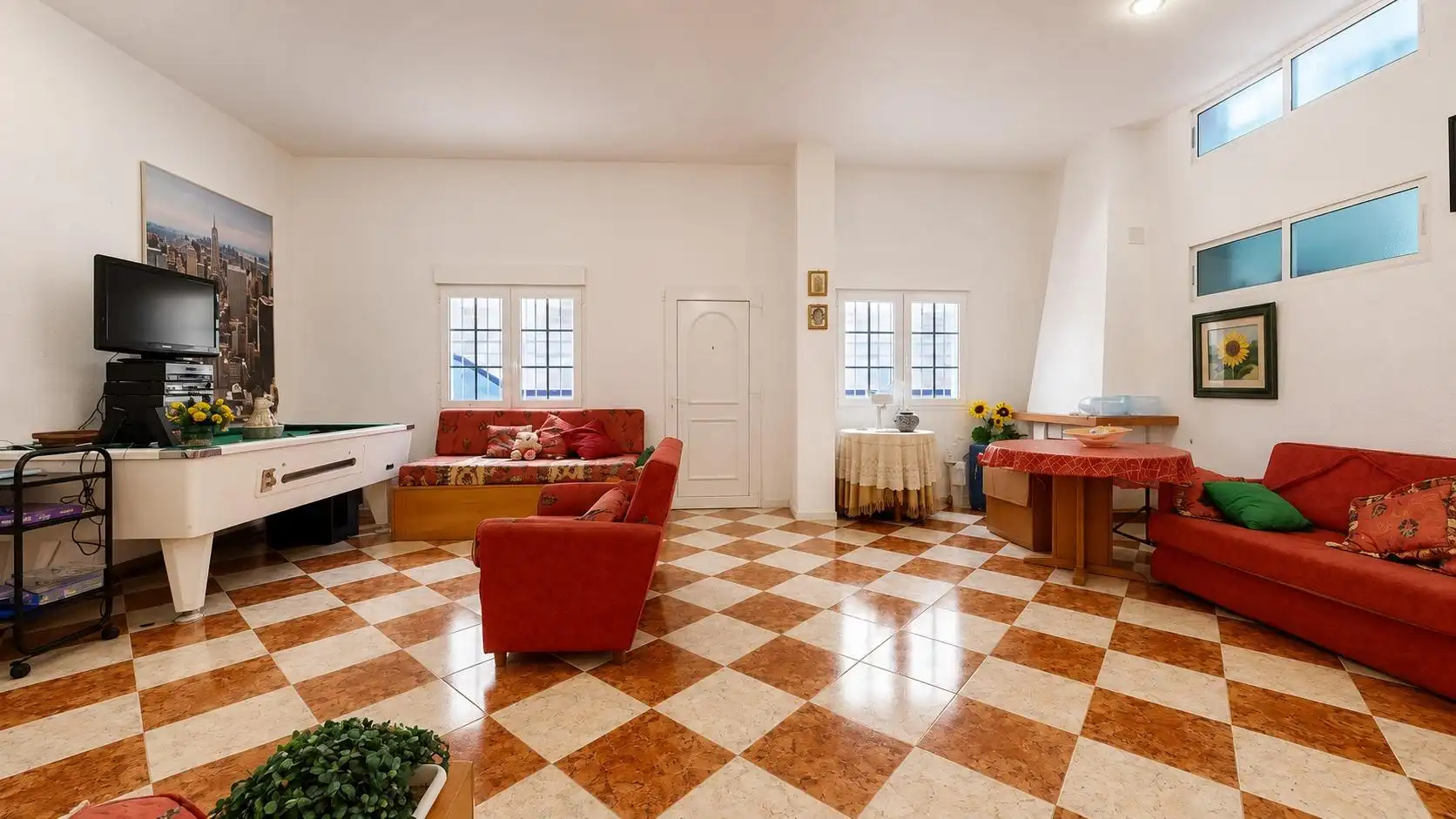 Sala d'estar de Casa adosada en venda en Almería amb Aire condicionat, Terrassa i Balcó