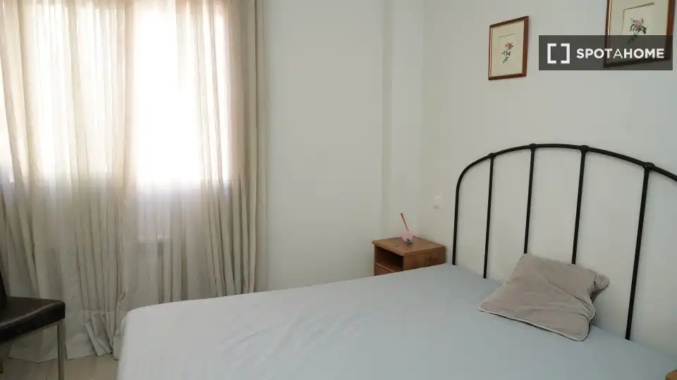 Dormitori de Apartament per a compartir en Madrid amb Aire condicionat, Calefacció i Terrassa