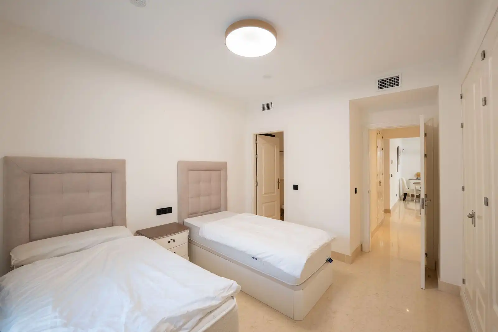 Schlafzimmer von Wohnung zur Miete in Benahavís mit Klimaanlage, Privatgarten und Terrasse