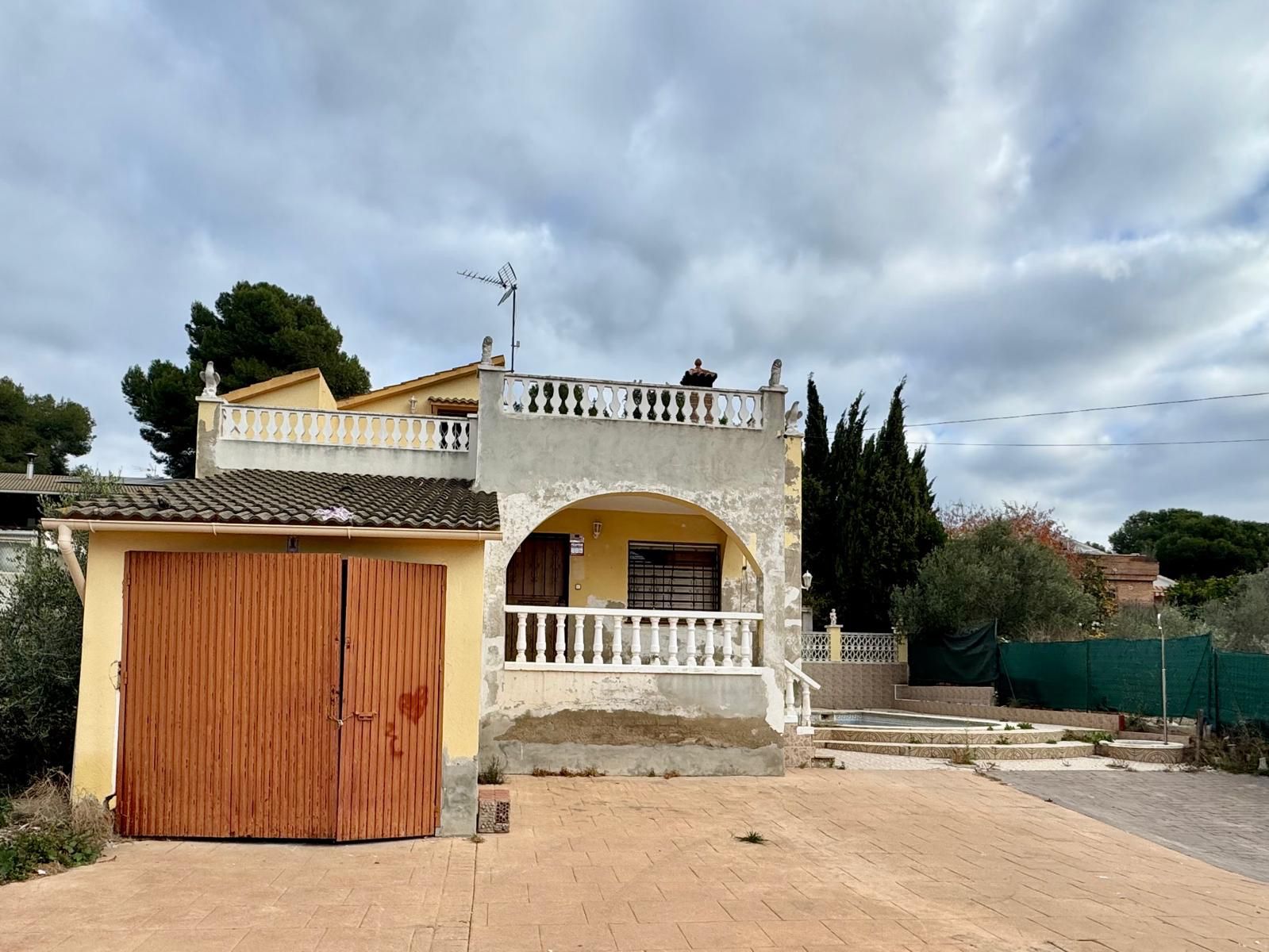 Vista exterior de Casa o xalet en venda en El Catllar  amb Jardí privat, Piscina i Balcó