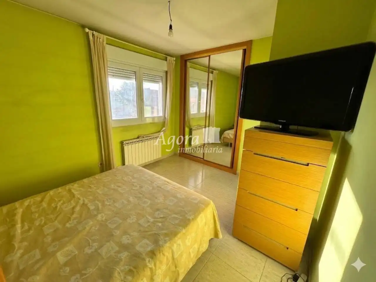 Habitación de Casa adosada en venta en Valladolid con Calefacción y Jardín privado
