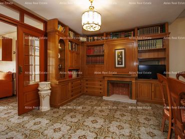 House with balcony for sale in Montroi / Montroy