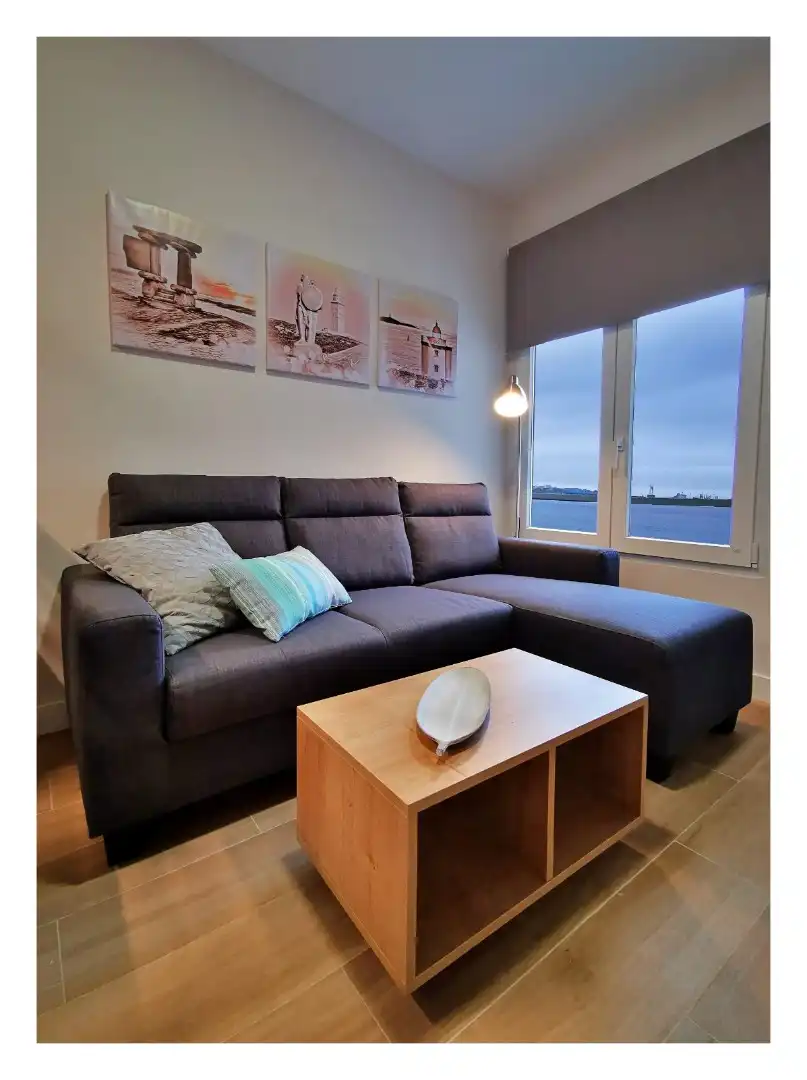 Sala d'estar de Apartament de lloguer en Oleiros amb Calefacció, Parquet i Moblat