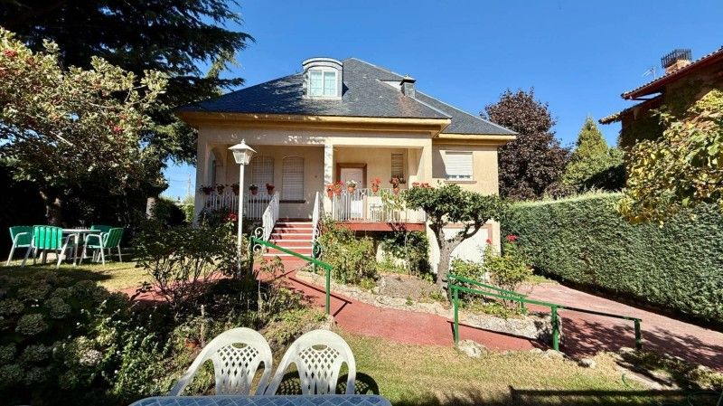 Exterior view of House or chalet for sale in El Espinar  with Heating, Private garden and Parquet flooring
