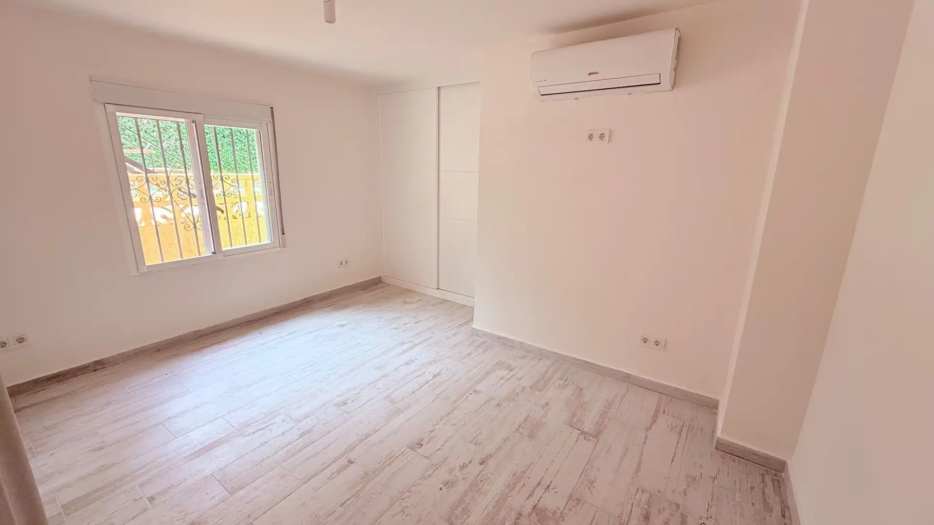Dormitori de Casa o xalet de lloguer en L'Alfàs del Pi amb Aire condicionat, Jardí privat i Piscina