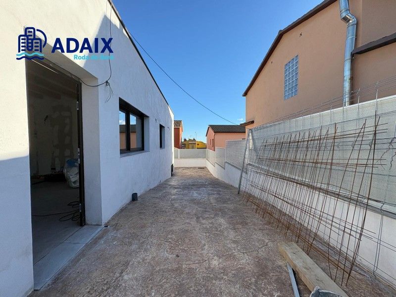 Vista exterior de Casa o xalet en venda en Roda de Berà amb Terrassa, Piscina i Alarma