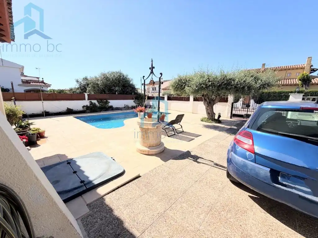 Swimming pool of Detached homes for sale in Creixell