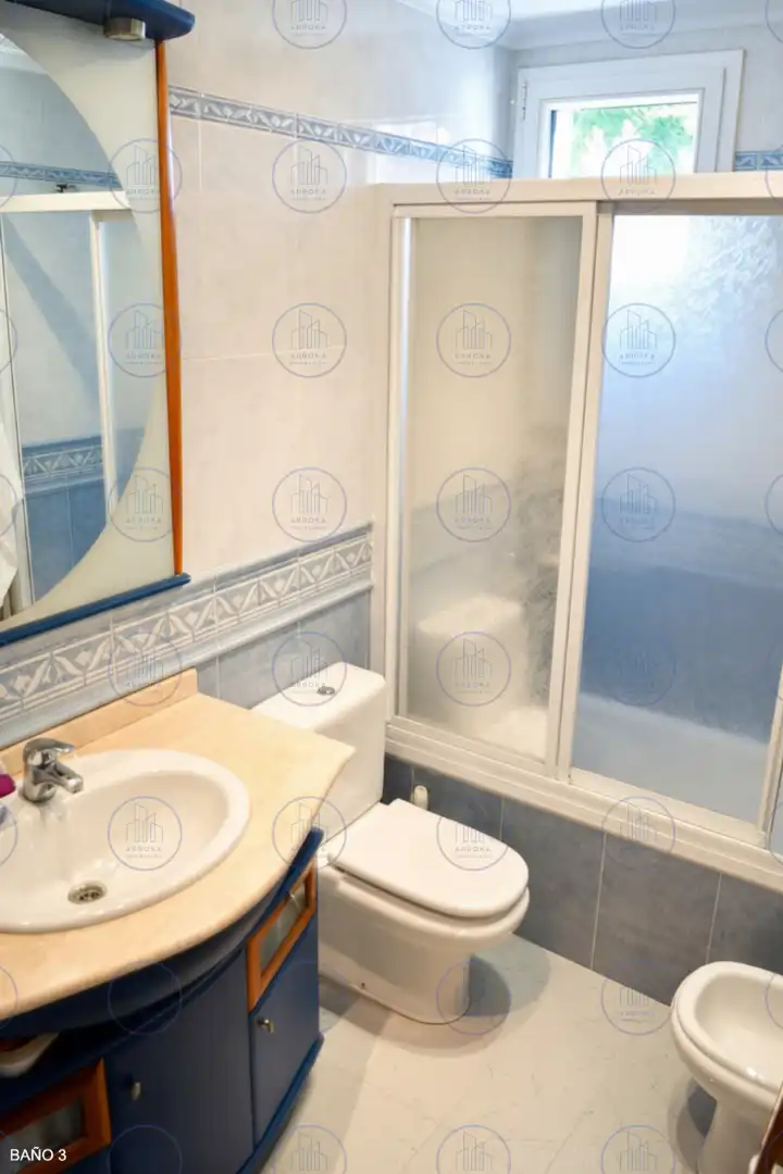 Badezimmer von Einfamilien-Reihenhaus zum Verkauf in Andoain mit Heizung, Privatgarten und Parkett