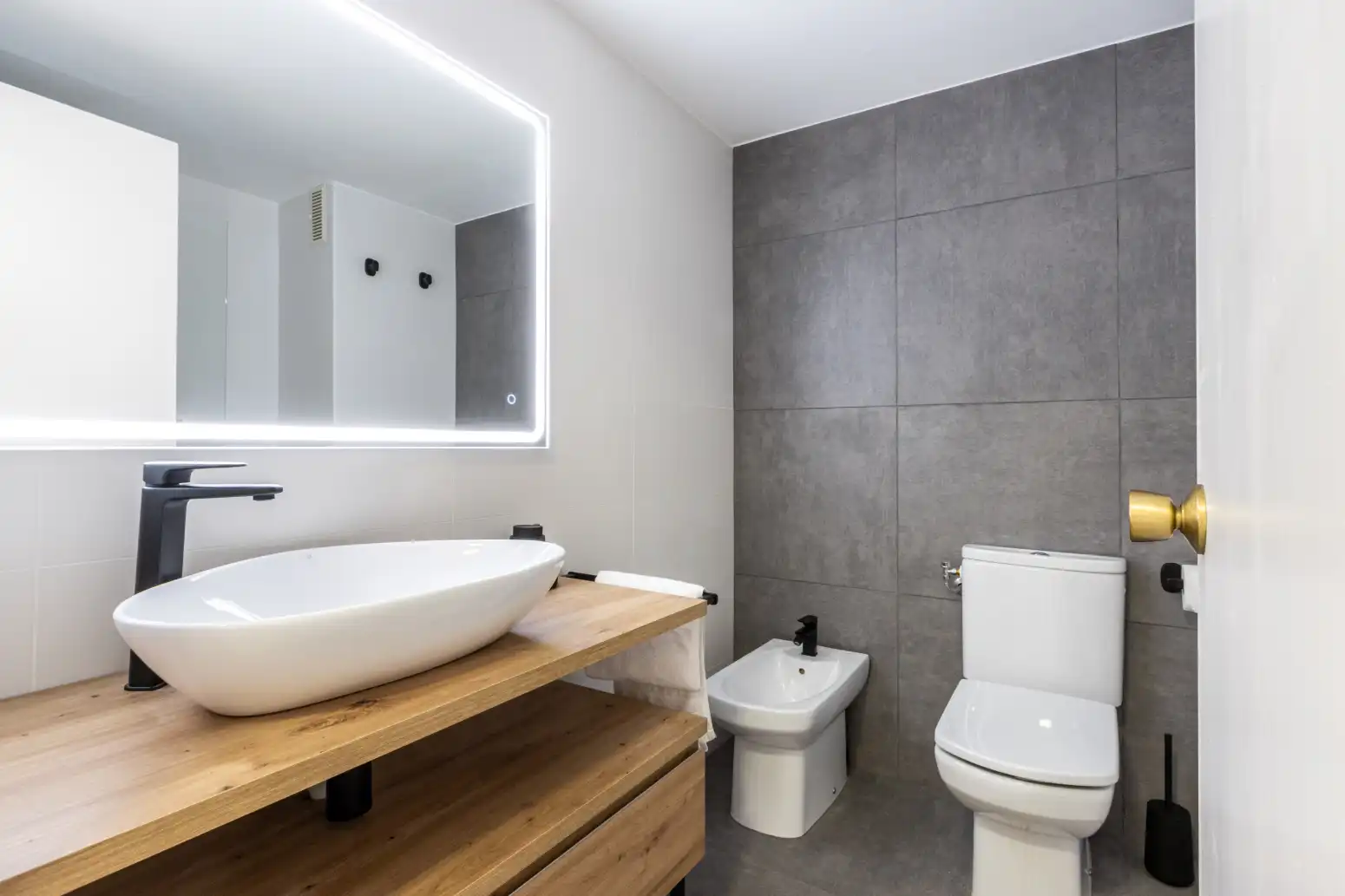 Badezimmer von Wohnung zum Verkauf in Terrassa mit Heizung, Parkett und Balkon