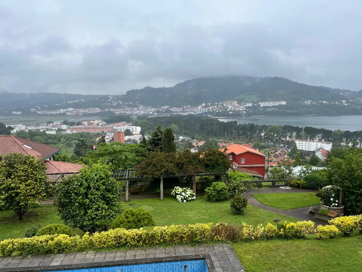 Vista exterior de Casa o xalet en venda en Cabanas amb Calefacció, Jardí privat i Parquet