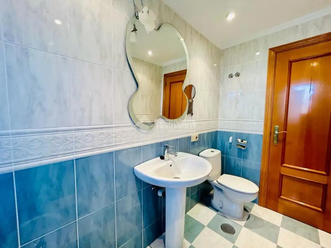 Bathroom of Flat for sale in Laguna de Duero  with Parquet flooring