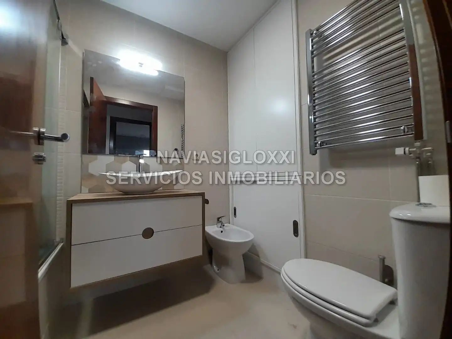 Bathroom of Flat for rent in Vigo   with Parquet flooring, Furnished and Oven