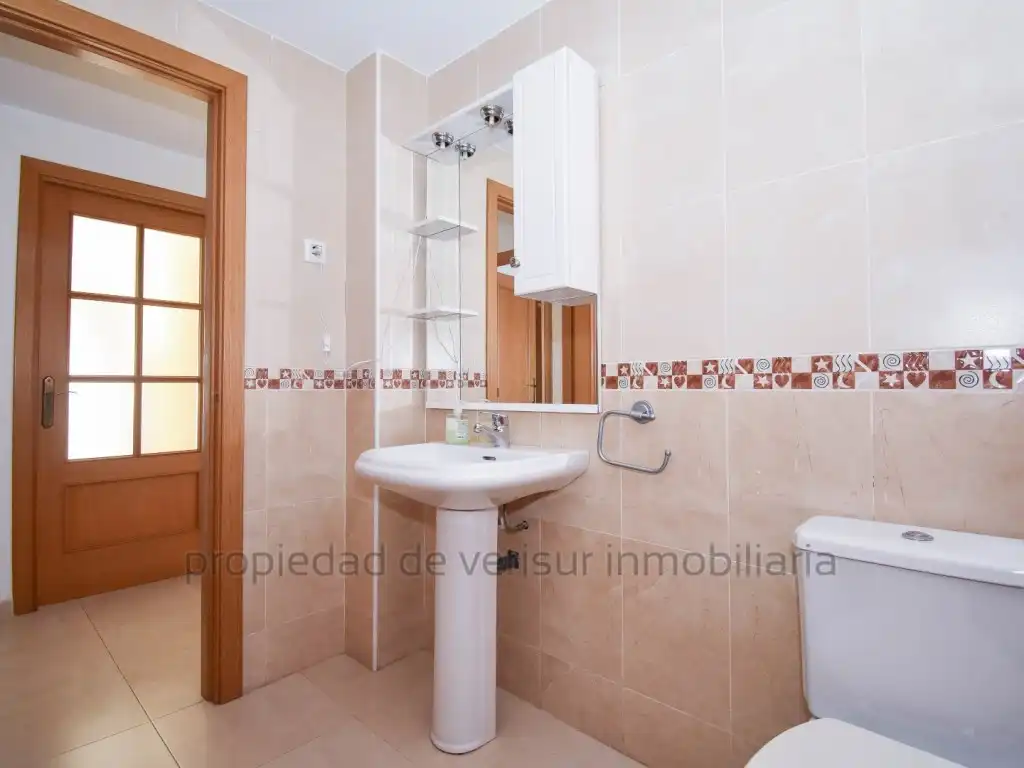 Bany de Apartament de lloguer en Águilas amb Terrassa, Piscina i Moblat