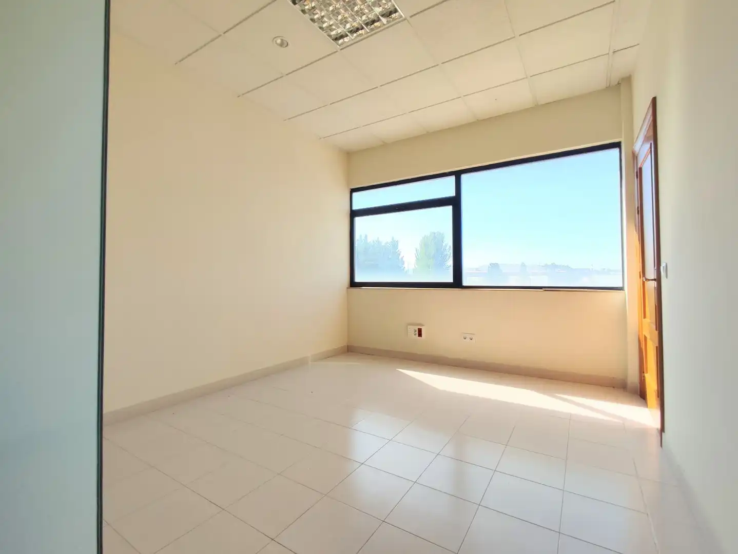 Büro zur Miete in Berrioplano / Berriobeiti mit Klimaanlage, Heizung und Möbliert