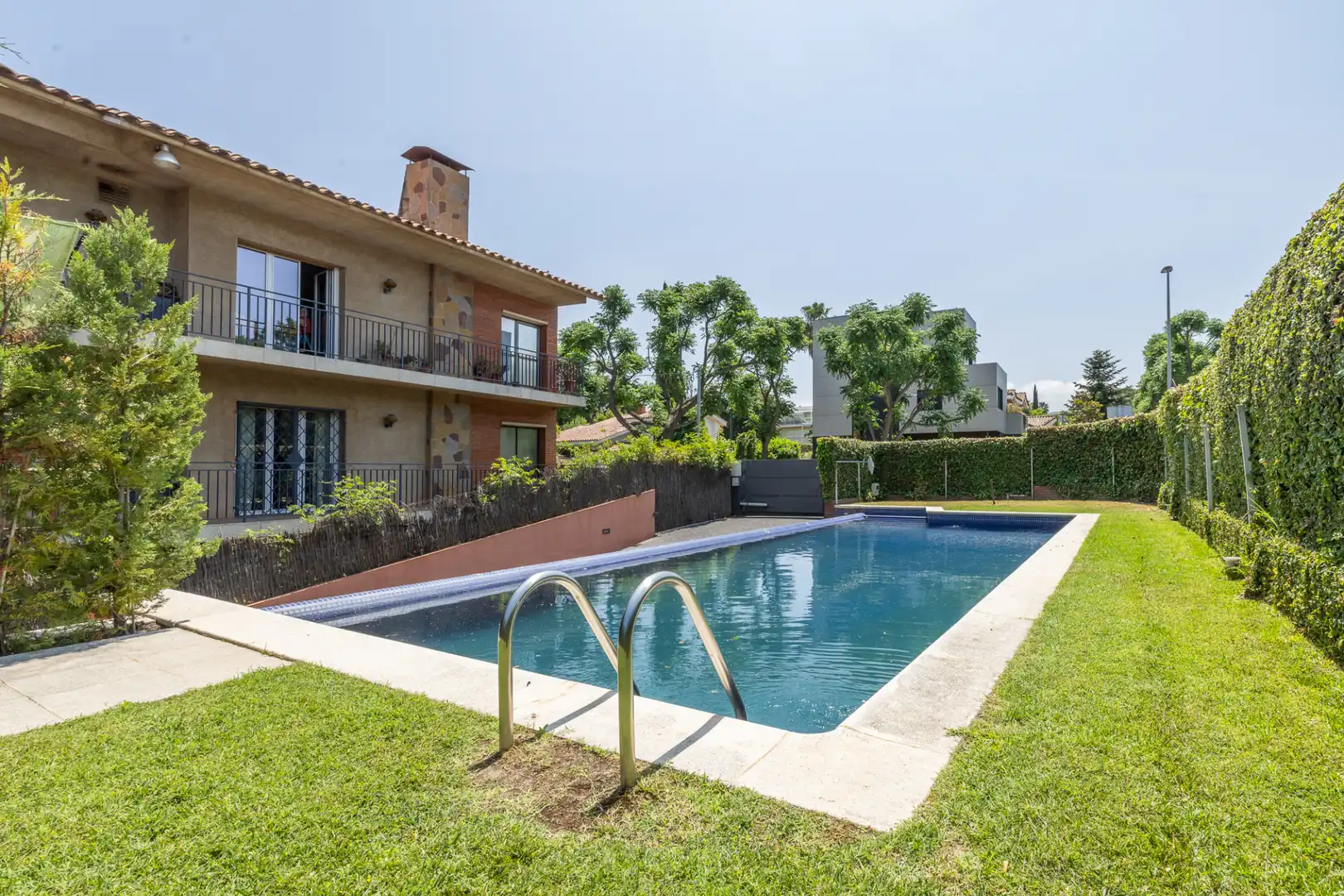 Schwimmbecken von Erdgeschoss zum Verkauf in Sant Cugat del Vallès mit Klimaanlage, Heizung und Privatgarten