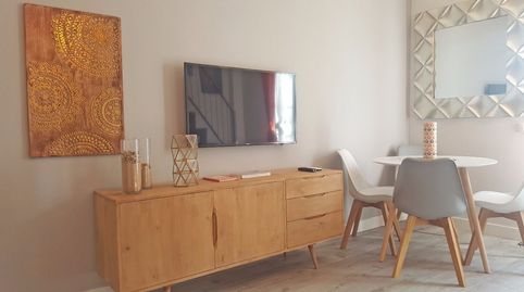 Precioso áticodúplex, recién reformado, en el corazón de la Latina, en el Madrid histórico. Balcón a la calle. Salón comedor con s, Bild 3