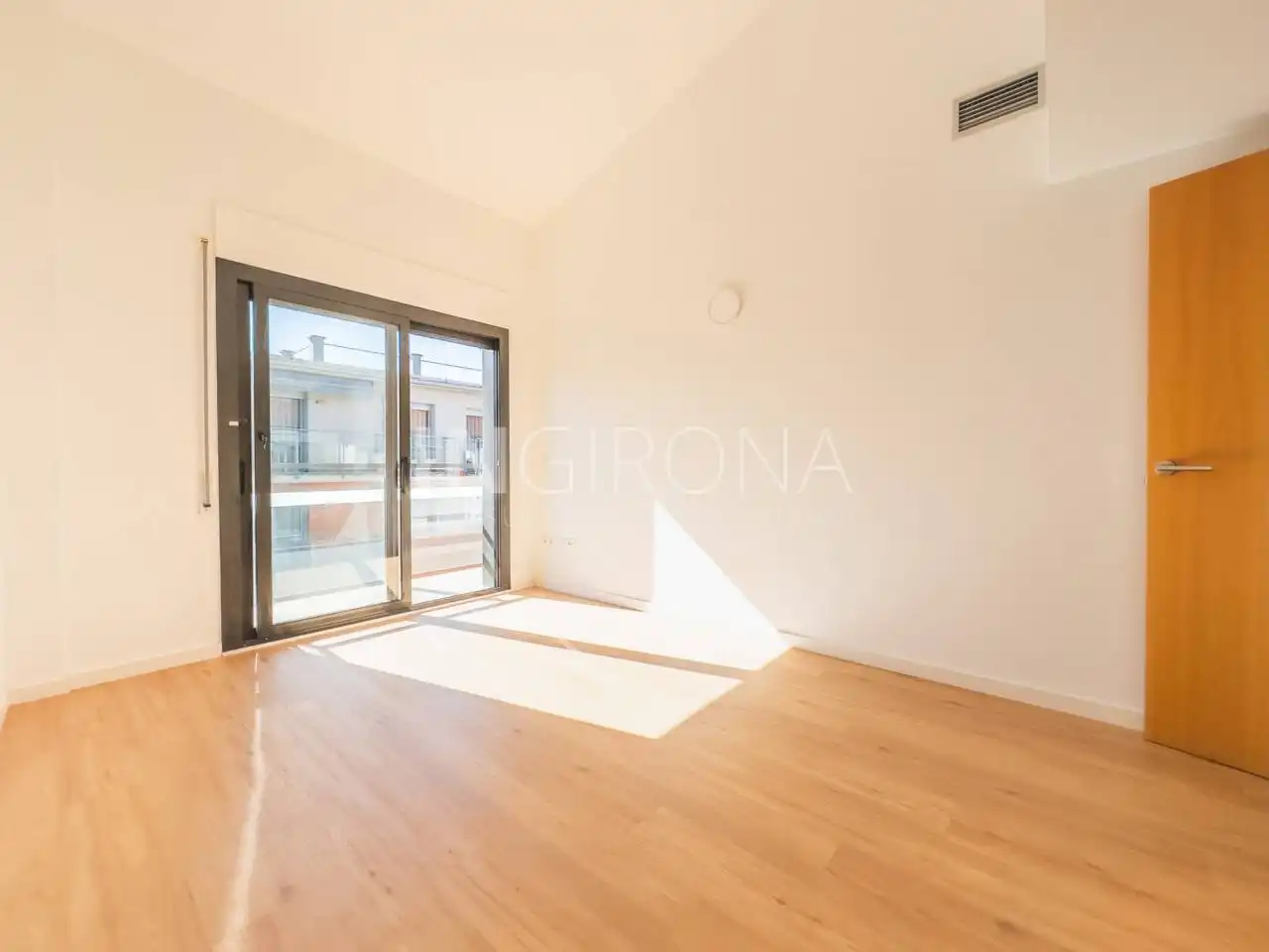 Dormitori de Pis en venda en Girona amb Aire condicionat, Calefacció i Parquet
