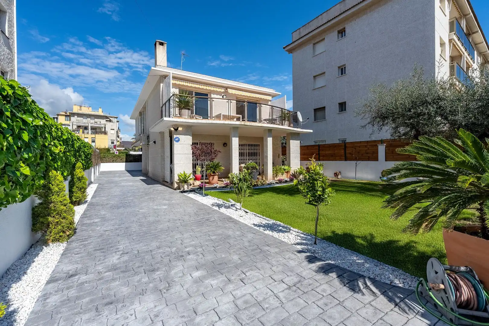 Vista exterior de Casa o xalet en venda en Cunit amb Aire condicionat, Calefacció i Jardí privat