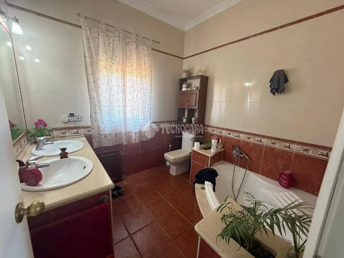 Badezimmer von Country house zum Verkauf in Arahal mit Klimaanlage, Heizung und Balkon