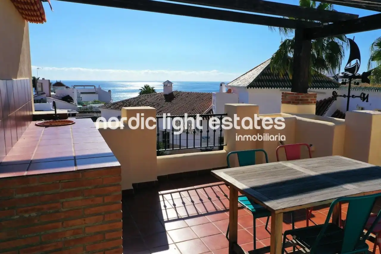Vista exterior de Casa o chalet en venta en Nerja con Terraza, Piscina y Amueblado