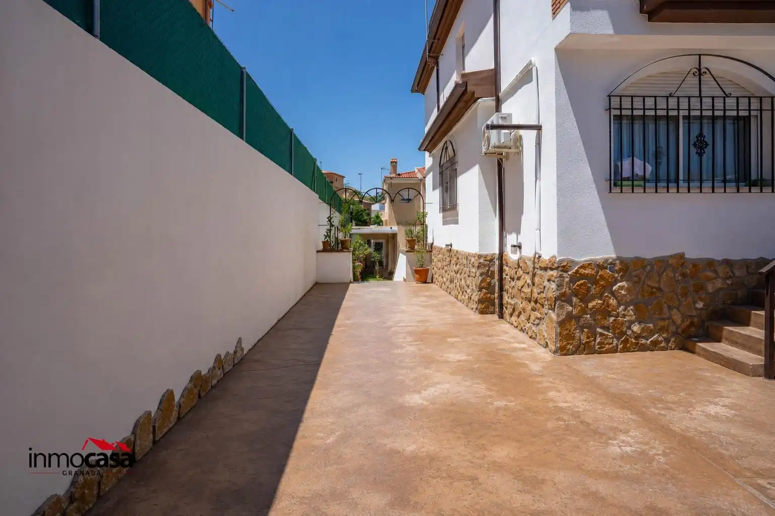 Vista exterior de Casa adosada en venta en Jun con Aire acondicionado, Jardín privado y Piscina
