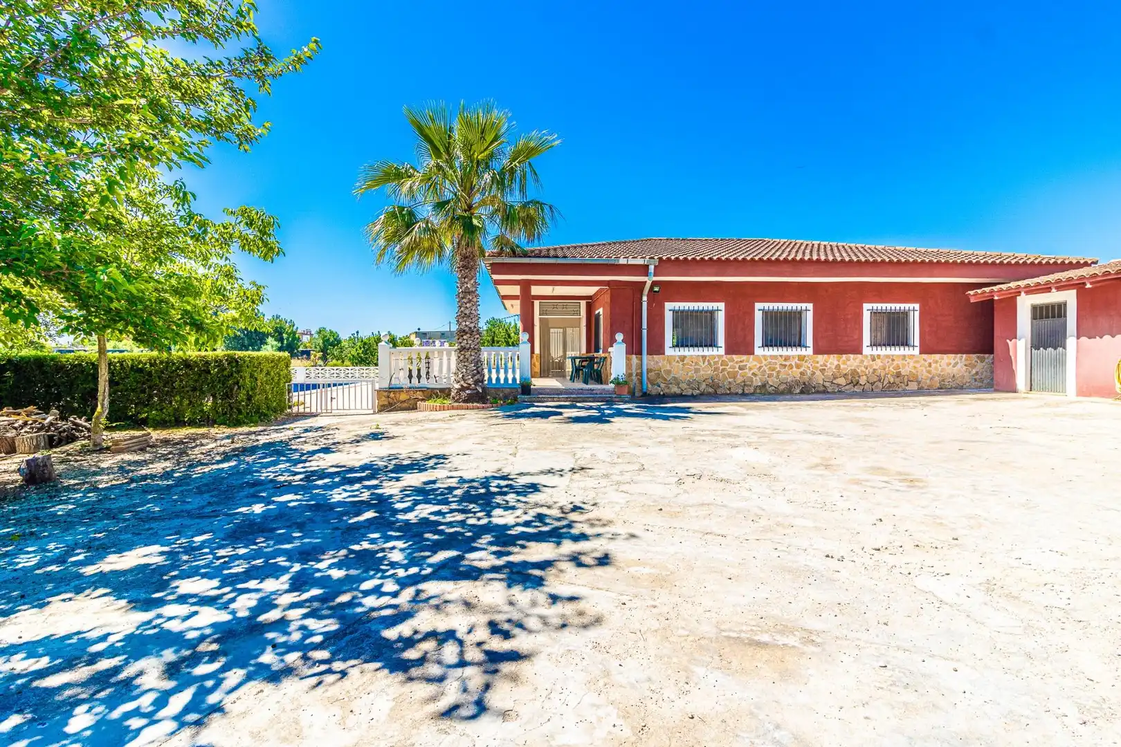 Außenansicht von Haus oder Chalet zum Verkauf in Carlet mit Privatgarten, Terrasse und Schwimmbad