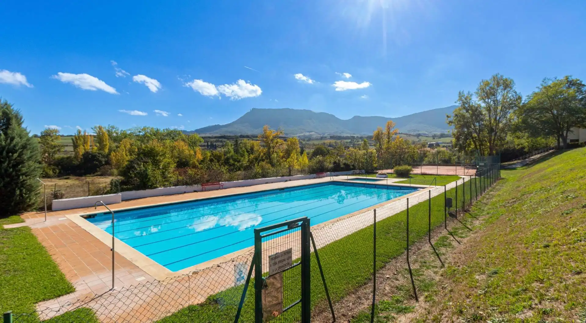 Chalet con piscina en venta en Calle Mirador de Entrambasaguas, imagen 2
