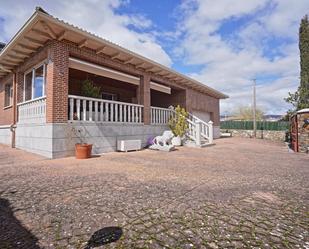Vista exterior de Casa o xalet en venda en Gargantilla del Lozoya amb Calefacció, Jardí privat i Terrassa